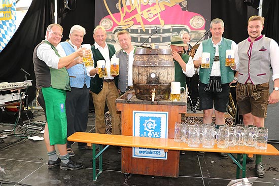 Anstich im Festzelt 2019 durch Bürgermeister Wolfgang Panzer (li) im Festzelt von Edmund Radlinger (2.v.l.)  (©Foto: Martin Schmitz)